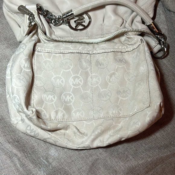 Michael Kors AP-1011 Cream Pleated Shoulder Bag - Picture 6 of 13